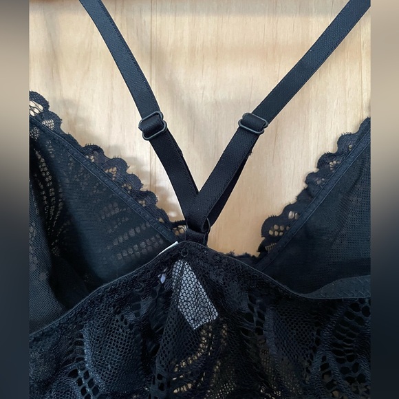 Elegant Black Lace Bralette - Picture 5 of 6